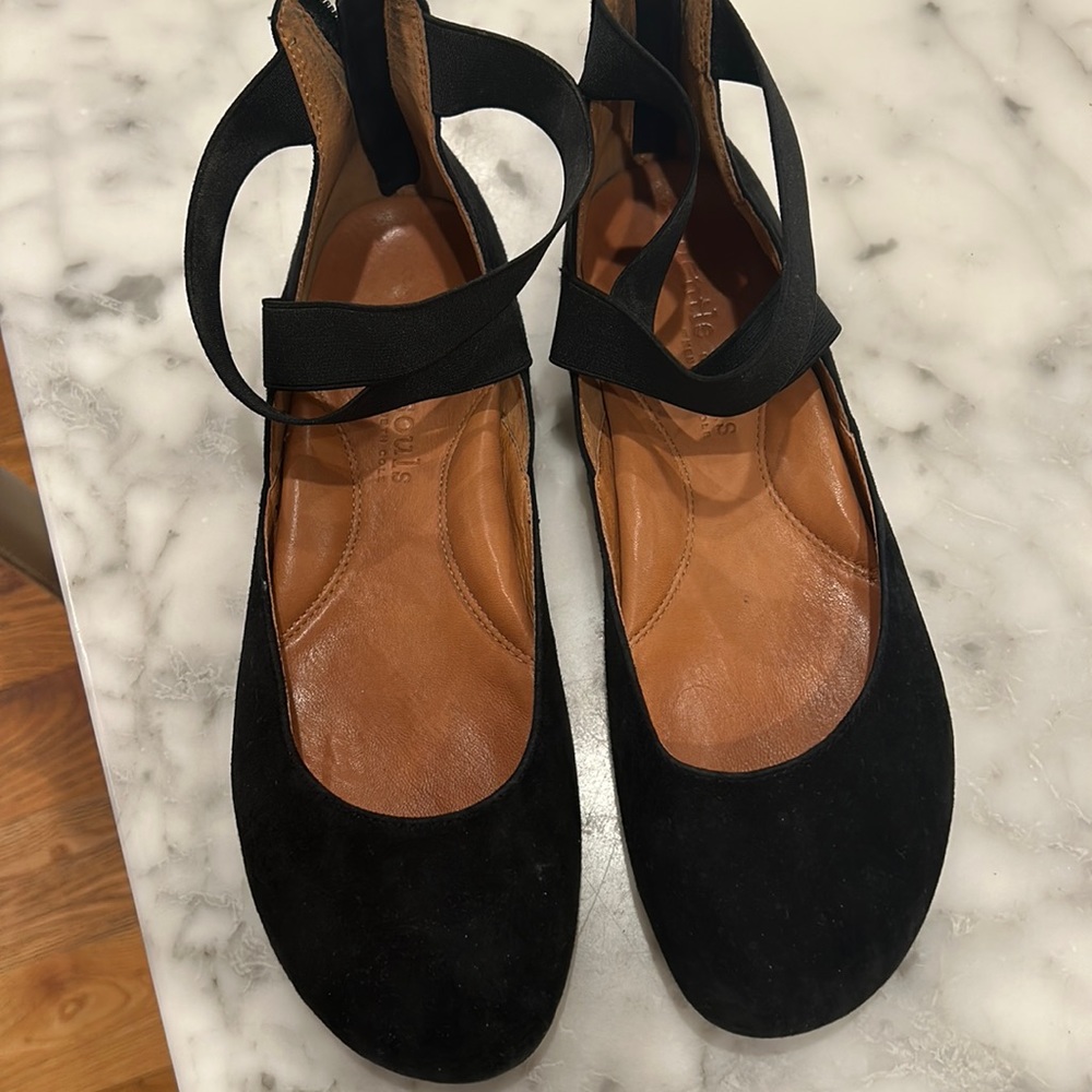 Gentle Souls black suede flats. Size 9 Worn 6x